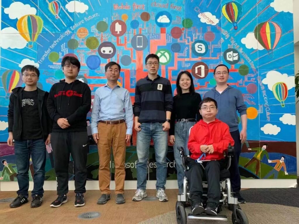 矣晓沅(右二)与社会计算组的同事们在办公室合影