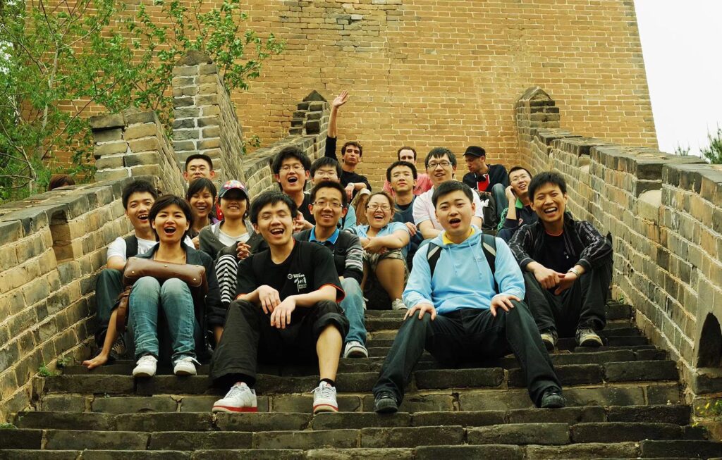 实习期间,夏炎(第三排左三)与其他实习生小伙伴们一起出游