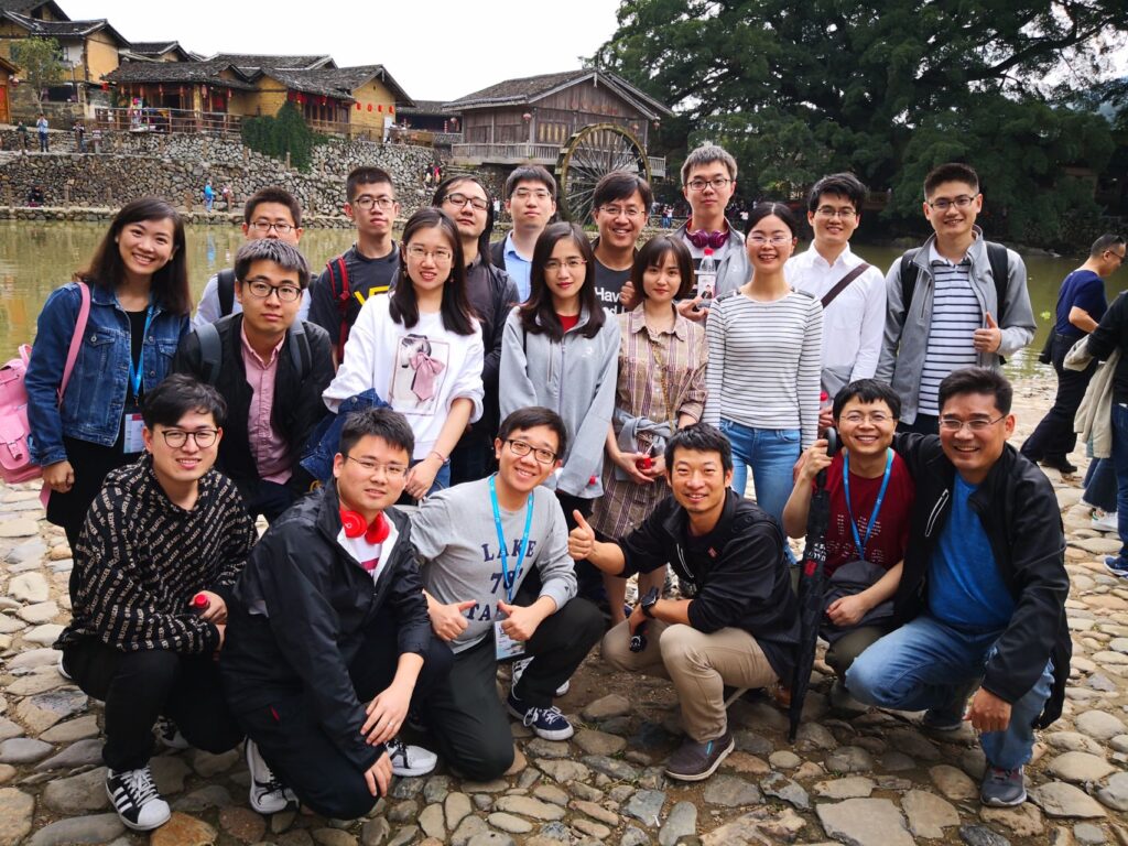 夏炎(第一排左三)与微软亚洲研究院的同事们合影