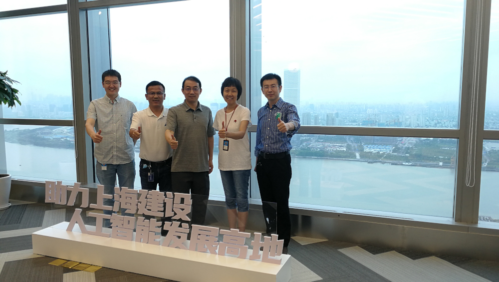 杨玉庆(右一)与周礼栋院长(中间)及同事们在上海研究院办公室所在地:西岸国际人工智能中心合影留念