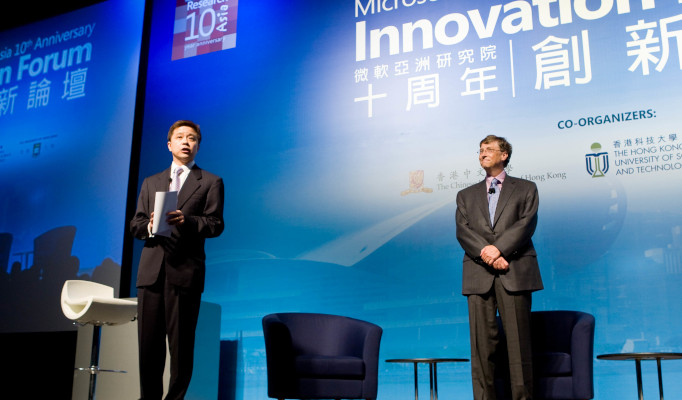 微软亚洲研究院十周年创新论坛在香港举行,卸任后首次来华的比尔.盖茨发表了精彩演讲,并在随后的论坛上同香港中文大学校长刘遵义教授、香港科技大学校长朱经武教授、香港大学校长徐立之教授及现场上千名高校师生进行了近距离沟通和互动。