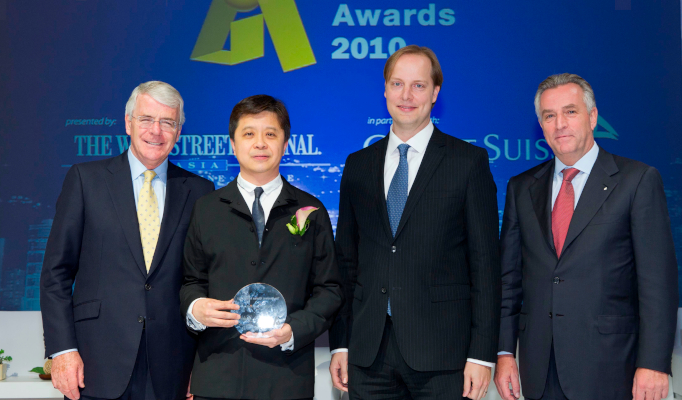 John Major, Hsiao-Wuen Hon posing for a photo