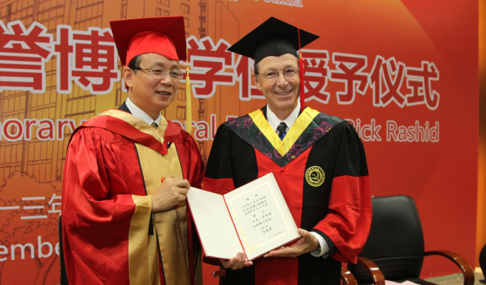 微软亚洲研究院成立15周年之际,微软研究院创始人Rick Rashid 博士获得由中国科学技术大学授予的荣誉博士学位。