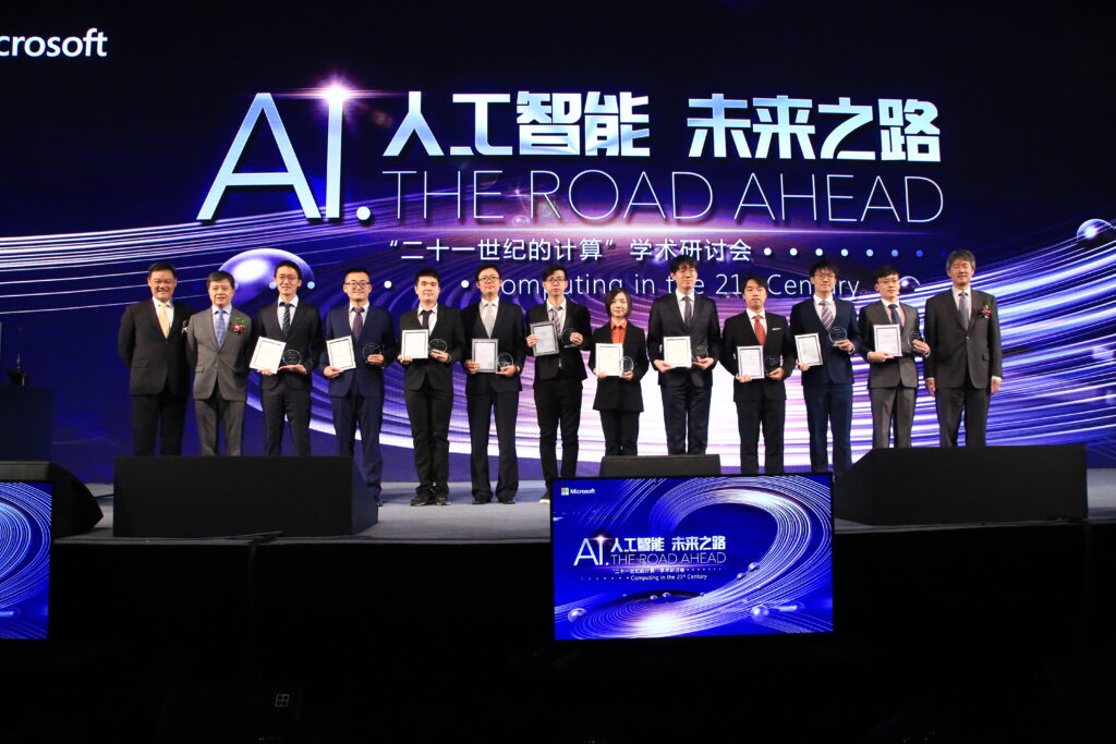 2017微软学者颁奖仪式,中国哈尔滨环球剧场,2017年10月19日。右一为微软全球资深副总裁Peter Lee博士;左二为微软全球资深副总裁、微软亚太研发集团主席、微软亚洲研究院院长洪小文博士;左一为微软亚洲研究院副院长潘天佑博士。