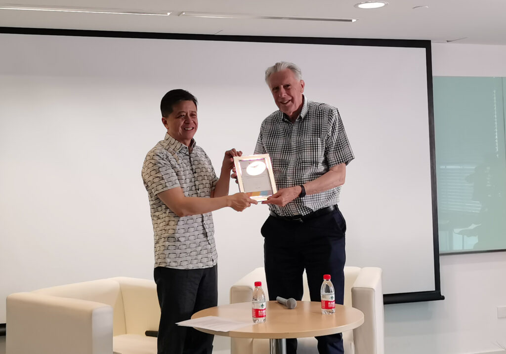 图灵奖得主 John Hopcroft 教授(右)、微软亚洲研究院院长洪小文博士(左)