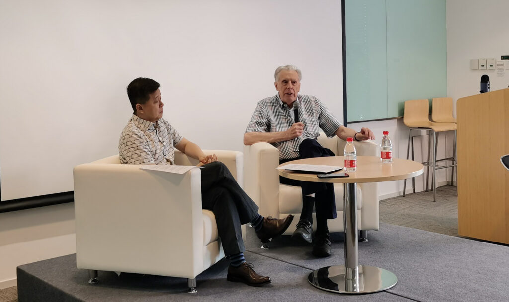 图灵奖得主 John Hopcroft 教授(右)、微软亚洲研究院院长洪小文博士(左)