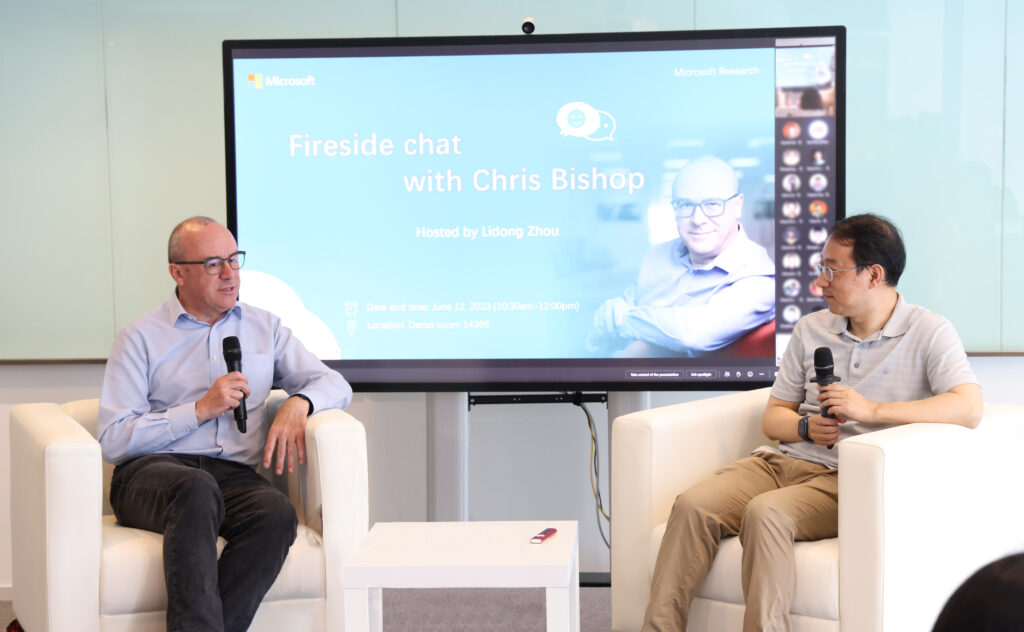 微软亚洲研究院院长周礼栋(右)与微软技术院士、微软研究院科学智能中心负责人 Chris Bishop (左)对话