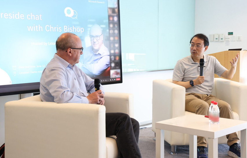 微软亚洲研究院院长周礼栋(右)与微软技术院士、微软研究院科学智能中心负责人 Chris Bishop (左)对话