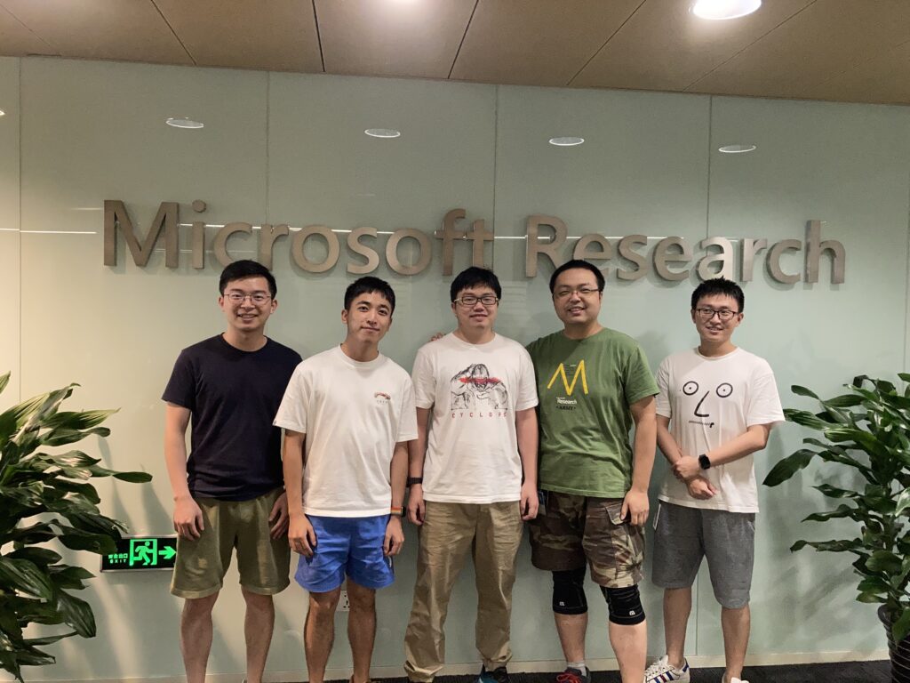 刘国栋(左二)与 mentor 苗又山(右二)及组内同事合影