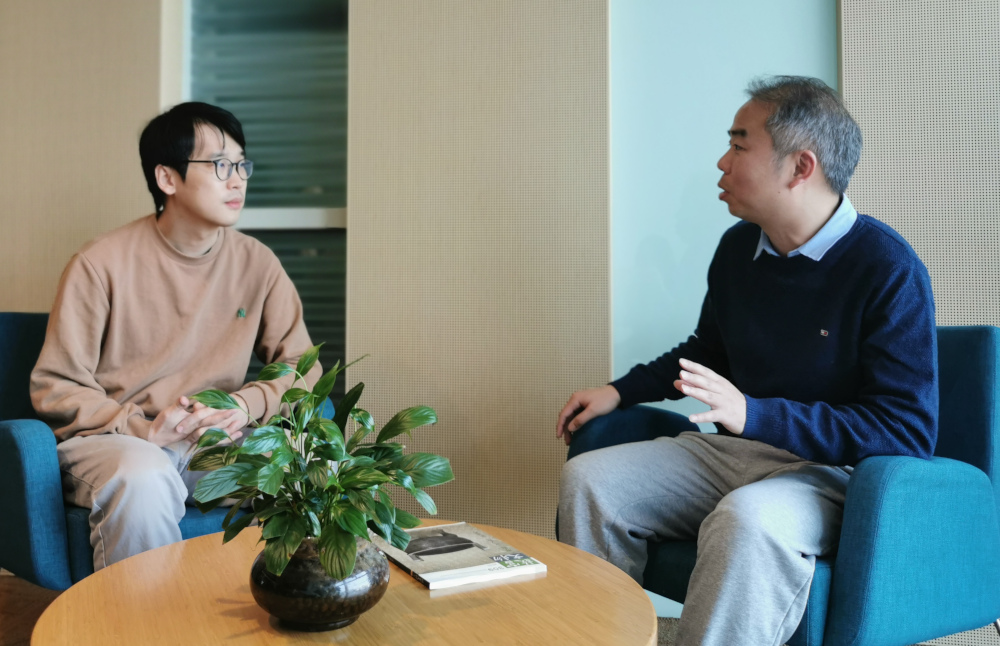 首都师范大学甲骨文研究中心莫伯峰教授（左）与微软亚洲研究院主管研究员武智融（右）