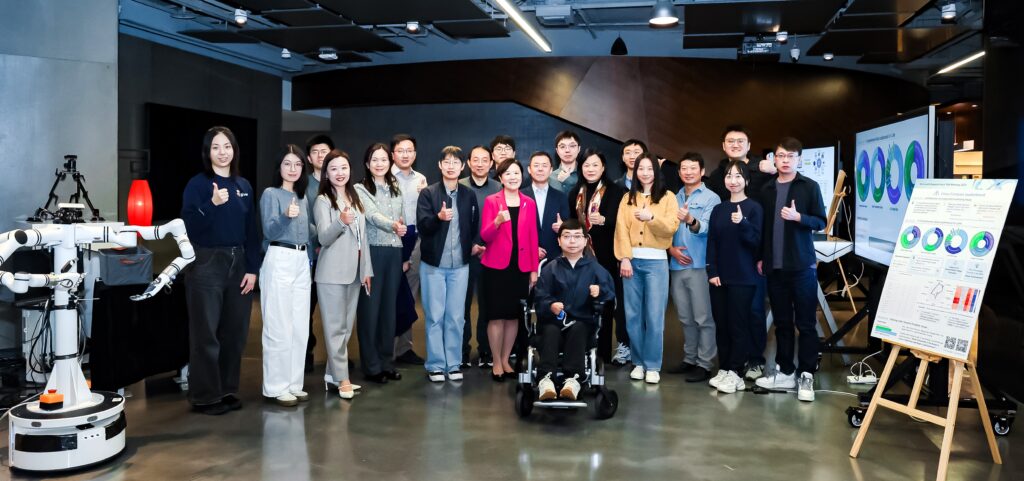 叶校长参观微软亚洲研究院,与研究人员交流并了解人工智能技术的最新发展。