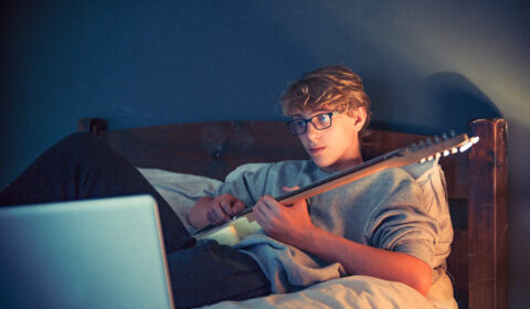 Person playing on the guitar