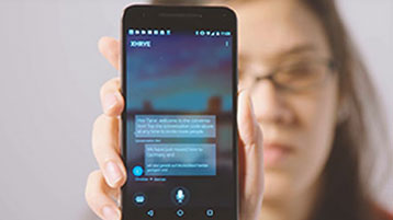 Uma mulher segurando seu telefone para a câmera mostrando o recurso ao vivo do Tradutor em ação