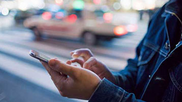 Mulher olhando para seu telefone