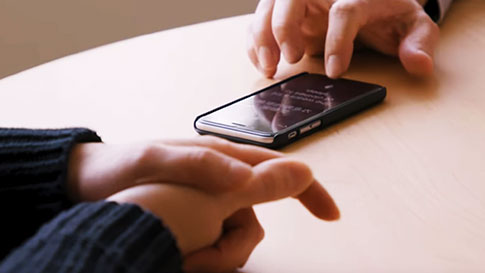 Функция разговора с Сплит-экраном приложения "Переводчик" в действии 