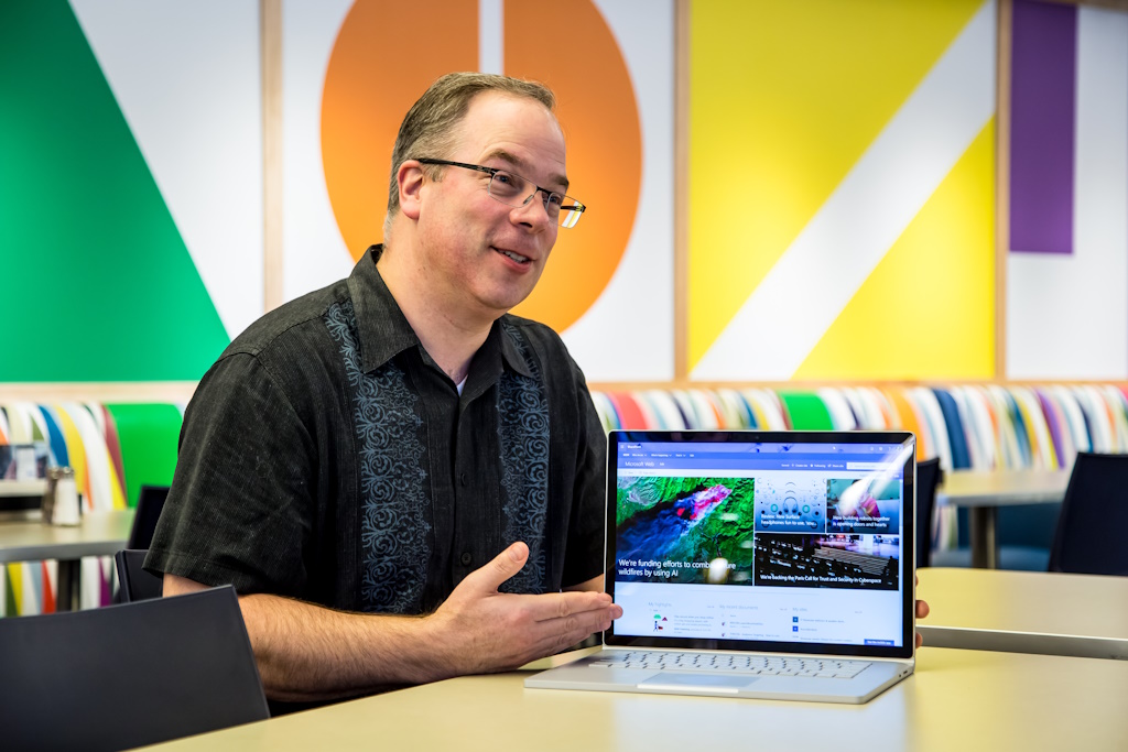 Crewdson shows something in his PC to a colleague.