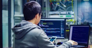 ゲームをプログラミングする男性