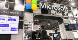 イベント会場内マイクロソフトブースにて男性がセミナーを行っている様子