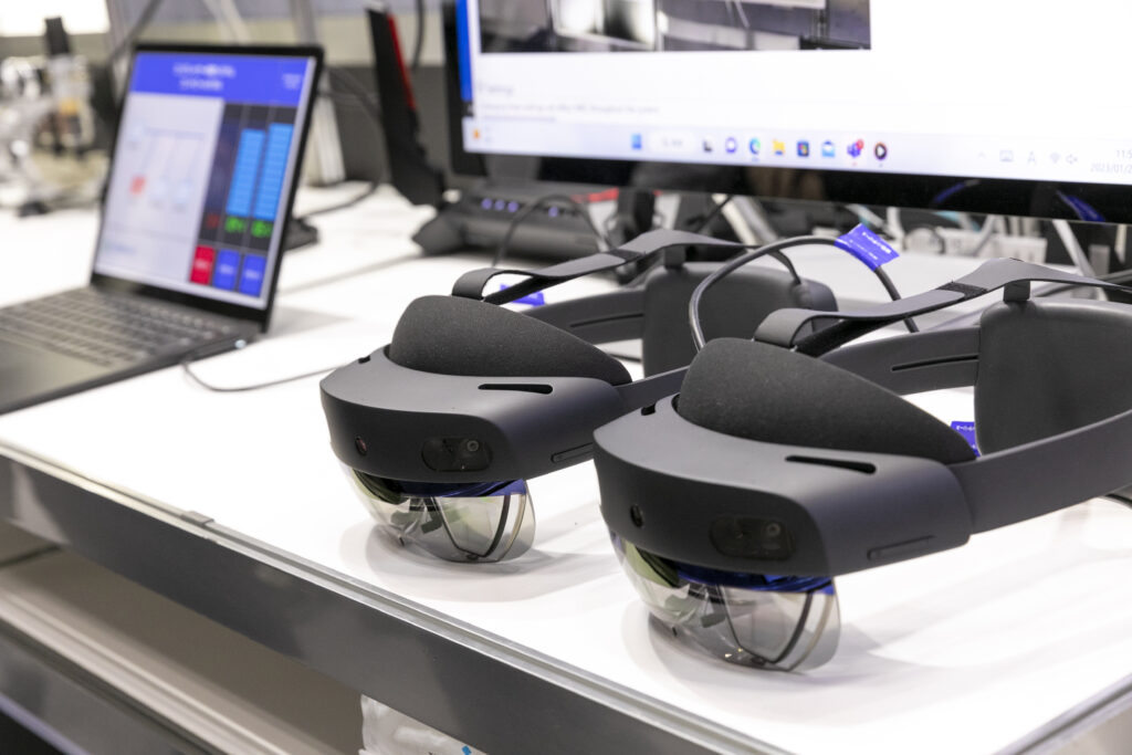展示台に並ぶ2台のHoloLens