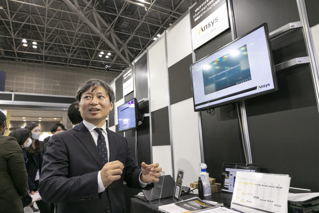 マイクロソフトブース内でソリューションを説明する男性