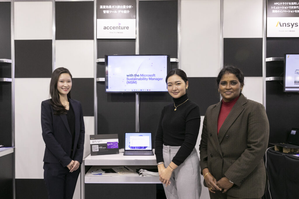 マイクロソフトブースにおけるソリューション説明担当の女性たち