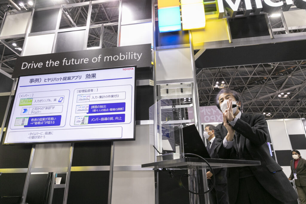 マイクロソフトブースにてセミナーを行う男性