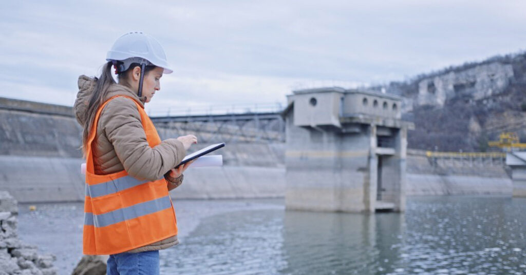 川で調査をする人