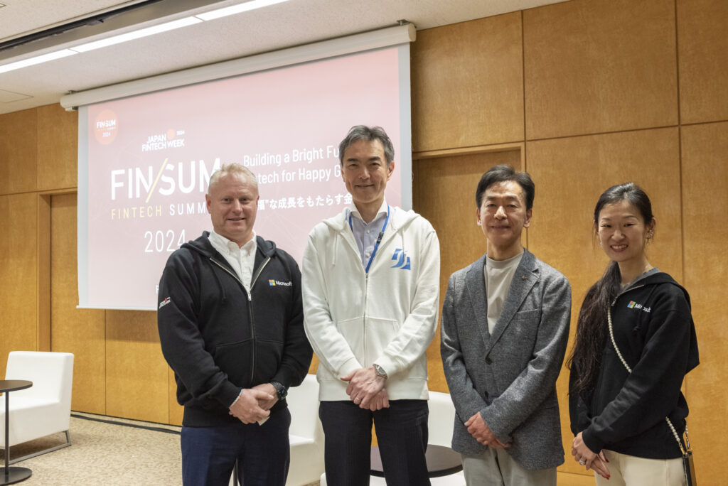 パネルディスカッション「AI 活用を推進するための AI ガバナンス　powered by 日本マイクロソフト」登壇者の集合写真