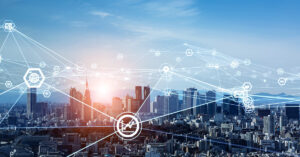 都市を背景としてデータが飛び交っている様子