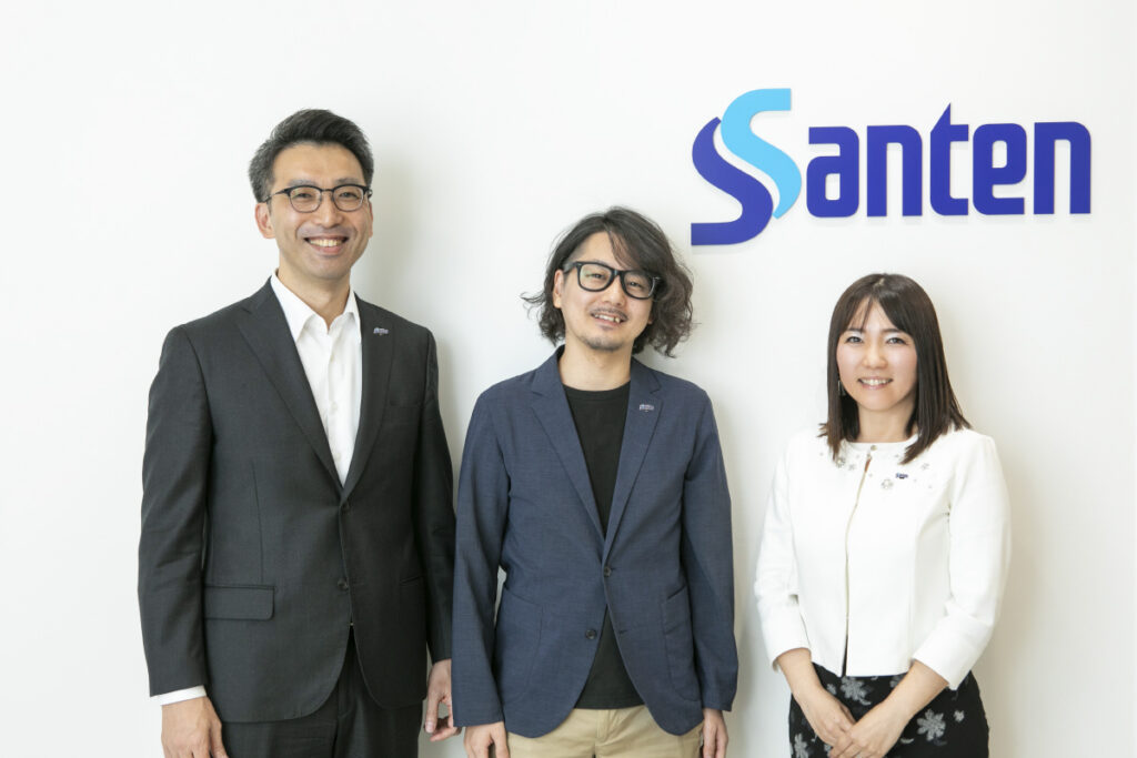 製薬業界では生成 AI の技術が研究・開発、製造・サプライチェーン、営業・マーケティングといったバリューチェーン全般に広く利用され始めています。ビッグ・ファーマが生成 AI を活用した大幅な業務時間削減を報告するなど、その競争力への影響は目に見える形で表れてきています。