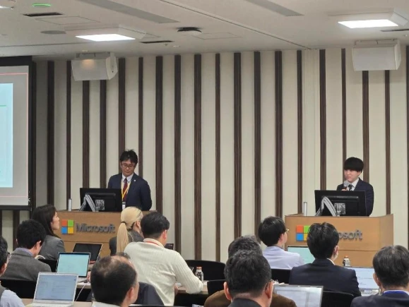 「安全な生成AI基盤×業務AIアプリ量産による現場課題の高速解決」をテーマに講演する株式会社大塚製薬工場 石﨑　拓海氏と 清水　陽介氏