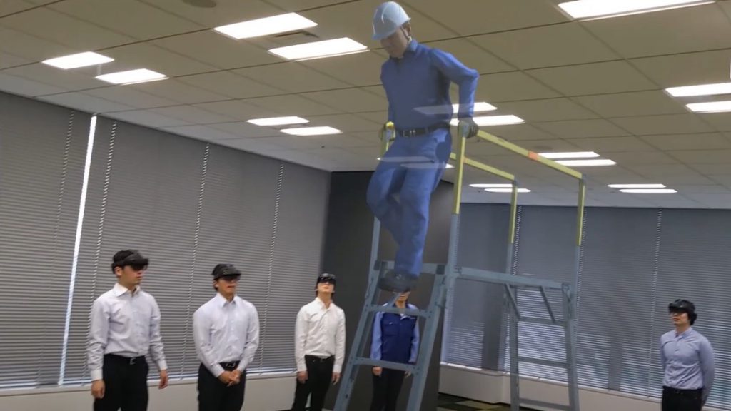 1 人の女性と 4 人の男性が、仮想マシンを装着した 3D キャラクターを使用して災害を理解しています