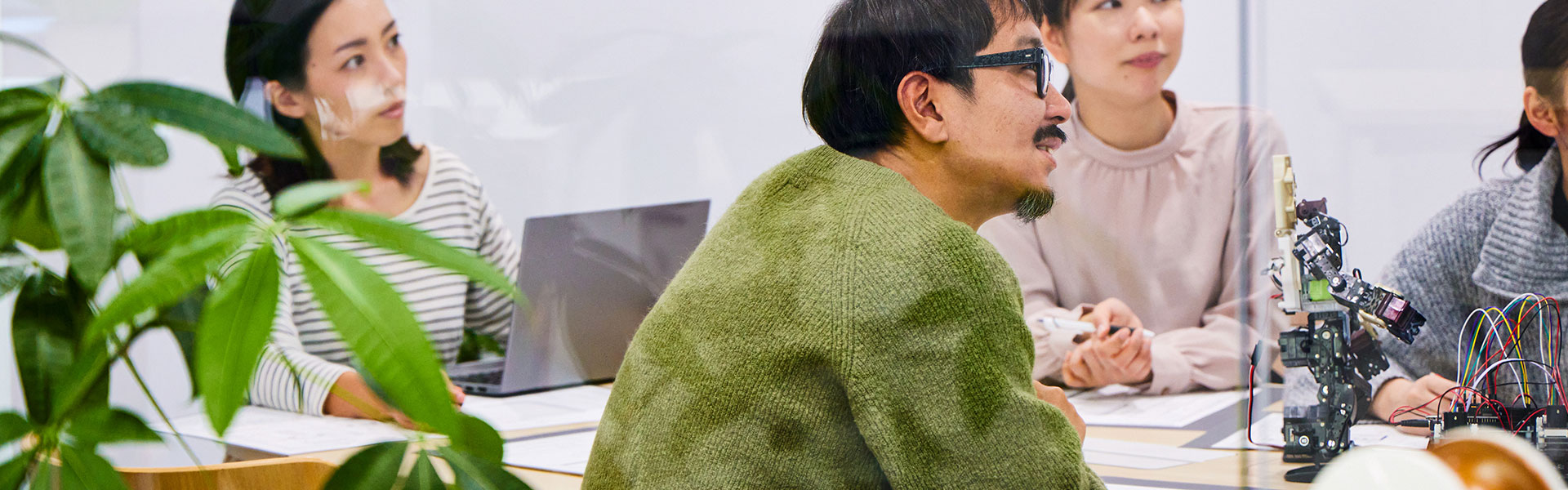 会議中のロボティクス開発チーム
