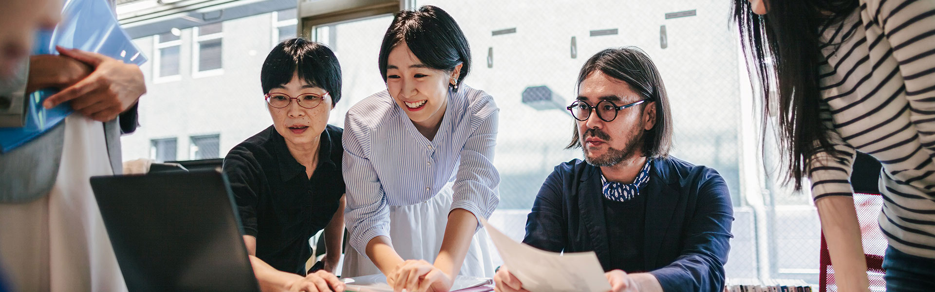 グループが一緒に作業する様子