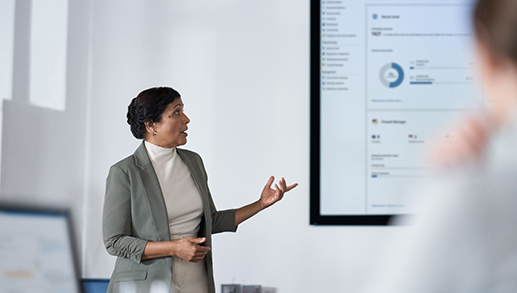 CISO (diretora de segurança da informação) apresenta ao conselho de administração tópicos sobre segurança em uma sala de conferência.