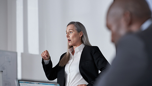 CISO (diretora de segurança da informação) apresenta ao conselho de administração tópicos sobre segurança.