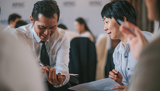 Participantes de workshop de negócios em uma discussão em pequenos grupos.