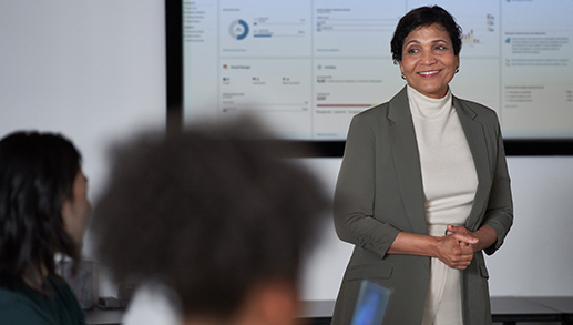 
                    CISO (diretor de segurança da informação) apresenta tópicos de segurança ao conselho de administração em uma sala de conferências com um sorriso.